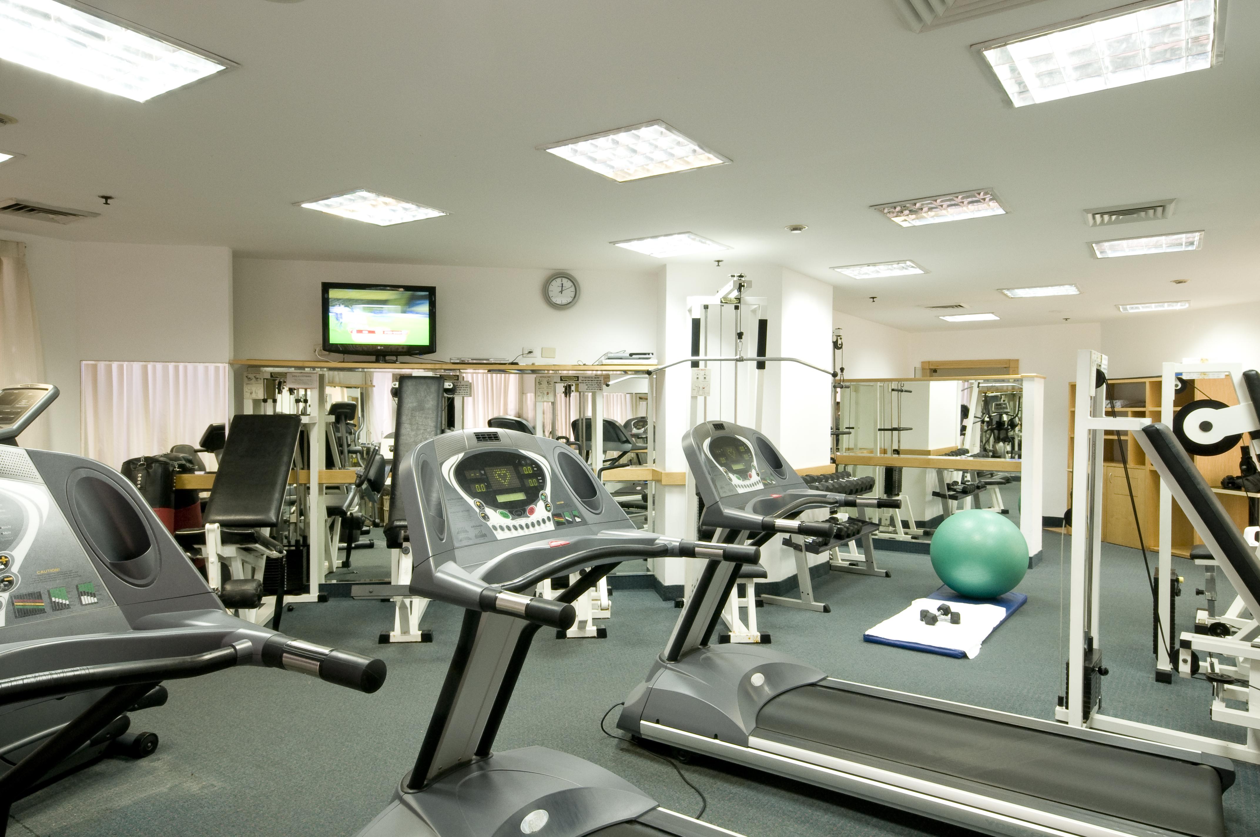 โรงแรมลีโอนาร์โด คลับ เดด ซี ออล อินคลูซีฟ เนเว โซฮาร์ ภายนอก รูปภาพ A gym in a hotel