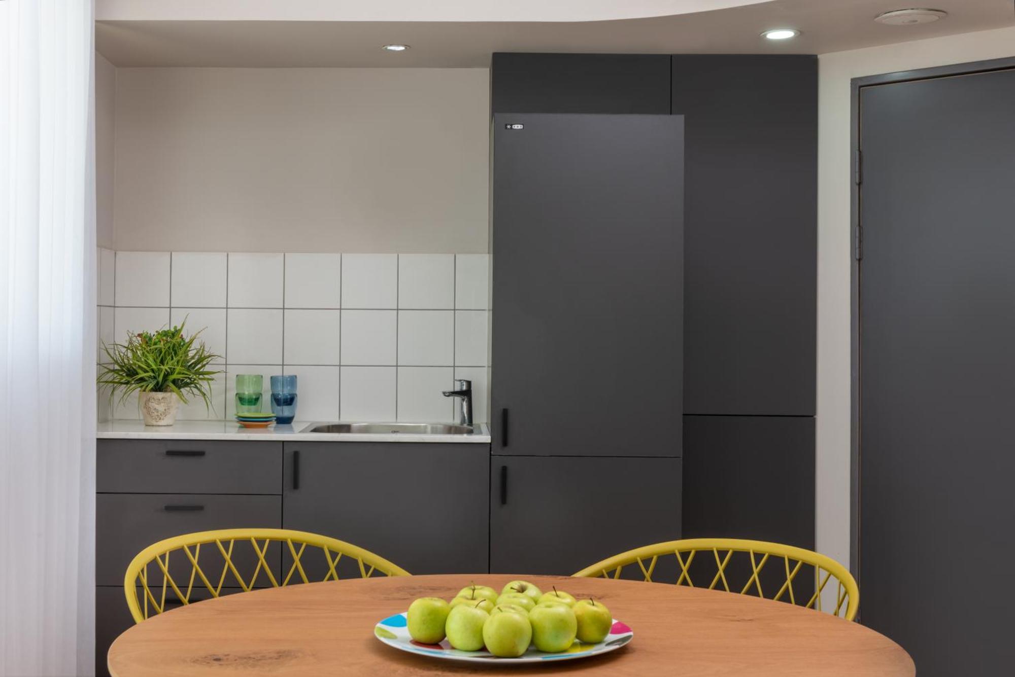 โรงแรมลีโอนาร์โด คลับ เดด ซี ออล อินคลูซีฟ เนเว โซฮาร์ ภายนอก รูปภาพ A kitchen in a student apartment